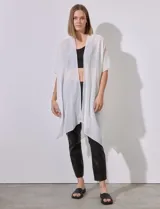 Kimono blanco de gasa con apliques de brillos, marca Jessica Mc Clintock.