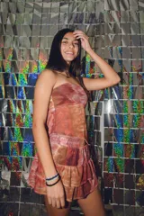 Minifalda color ladrillo con estampado abstracto, tiro bajo, pretina elastizada y dos volados con frunce en el ruedo.