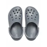 Zuecos Crocs modelo Bayaband color azul marino, con banda blanca y línea roja en la suela que incluye el logo de la marca en letras rojas.