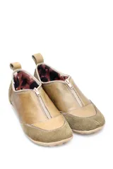 Zapato de cuero con estampado floral, cierre frontal y suela de goma.