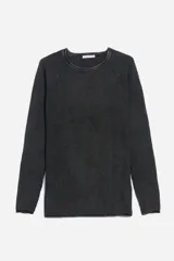 Sweater gris oscuro de punto con cuello redondo y mangas largas.