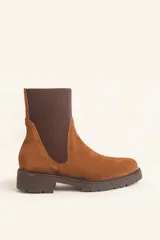 Bota tipo chelsea de gamuza color suela con paneles laterales elásticos acanalados en color marrón oscuro y suela de goma track con taco bajo.