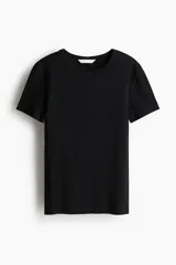 Remera acanalada de algodón color negro, con cuello redondo y mangas cortas.
