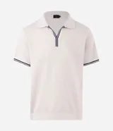 Polo de manga corta con textura en relieve, cuello tipo polo con abertura frontal sin botones y detalles de líneas contrastantes en cuello y puños.