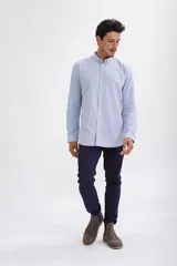 Pantalón de vestir color beige, de corte slim fit.