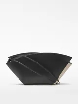 Bolso de hombro Adolfo Dominguez modelo Eclipse, confeccionado en piel bovina color tostado. Presenta un diseño estructurado formado por dos piezas asimétricas entrecruzadas, cierre con cremallera, asa de hombro extraíble y logo grabado en la parte frontal.