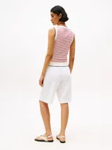 Top sin mangas Tommy Hilfiger, tejido de punto con rayas horizontales rojas y blancas, cuello redondo y logo bordado en el pecho.