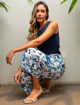 Pantalón fluido de corte recto y largo midi, con estampado abstracto en tonos azul, negro y crema. Presenta cintura elastizada en la parte posterior y bolsillos laterales delanteros.