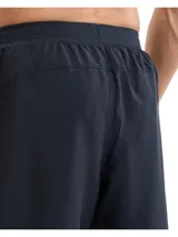 Short deportivo negro Under Armour Launch de 7 pulgadas para hombre, con logo reflectivo en la pierna izquierda.