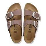 Sandalias Birkenstock modelo Arizona Big Buckle color mocca, con dos tiras anchas ajustables mediante hebillas metálicas grandes, plantilla anatómica de corcho y suela de goma antideslizante.