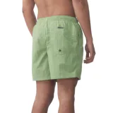 Short de baño Quiksilver modelo Lisboa, color verde claro, con cintura elástica, cordón ajustable blanco y negro, y pequeño logo bordado en el lateral.