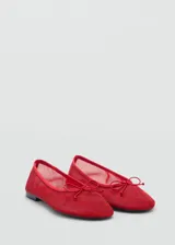Bailarina de tejido de malla color rojo, con diseño de punta redondeada y lazo decorativo en el empeine. Cuenta con suela plana de material termoplástico.