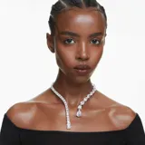 Collar abierto Swarovski Matrix con cristales transparentes de talla cuadrada y pera engarzados en montura con baño de rodio. Presenta un diseño asimétrico con un motivo colgante en forma de lágrima.