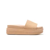 Sandalias tipo ojotas color habano con faja ancha superior de textura tejida y suela de plataforma alta texturizada.
