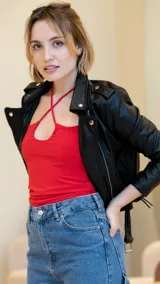 Top rojo con breteles finos cruzados en el frente y escote con abertura circular.