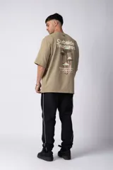 Remera de corte oversize color negro, con cuello redondo y mangas cortas. Presenta un pequeño estampado en color blanco en la parte inferior lateral con la frase 'Curbside Treasures'.