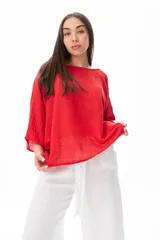 Blusa roja de viscosa con mangas 3/4 y corte holgado.
