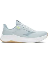 Championes Under Armour W Aurora 3 de color celeste, diseñados específicamente para el pie femenino. Con parte superior de malla transpirable, suela blanca y suela exterior de goma.