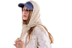 Chal pañuelo de formato triangular tejido a mano en lana merino y seda, con diseño de rayas horizontales en tonos beige y blanco.