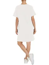 Vestido blanco de corte recto con cuello redondo y mangas cortas con dobladillo. Estampado frontal con el logo de Tommy Hilfiger con detalles de cuerdas en forma de H.