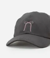 Gorra gris de sarga con visera curva y ajuste trasero.