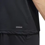 Remera deportiva Adidas de cuello redondo y manga corta, color negro con el logo de la marca estampado en blanco en el centro del pecho.