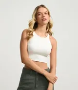 Blusa tipo top corto de cuello halter, confeccionada en tejido rib con textura acanalada. Presenta un diseño ajustado al cuerpo, sin mangas y de color blanco.