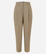 Pantalón de sastrería de crepé color marrón, de corte carrot, con pliegues delanteros, pinzas, bolsillos laterales y cierre frontal.