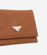 Billetera pequeña tipo sobre color marrón con textura croco y logo triangular metálico. Cierre con botón a presión.