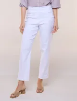 Pantalón ankle de tiro alto color blanco, confeccionado en tejido elástico con pretina ancha tipo pull-on, corte entallado y detalle de encaje calado en las aberturas laterales del ruedo.