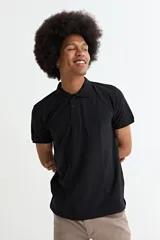 Remera tipo polo de manga corta, color negro, con cuello clásico y cierre frontal de tres botones.