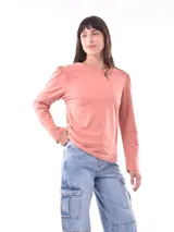 Remera negra de manga larga con frunce en los hombros.