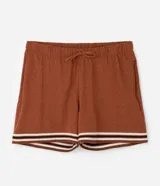 Bermuda masculina de tejido jacquard color terracota, con cintura elástica, cordón de ajuste y detalle de rayas horizontales en el ruedo.