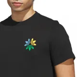 Remera negra de corte clásico con logo Adidas Skateboarding en el pecho, con diseño de tres hojas de trébol en colores azul, amarillo y verde.