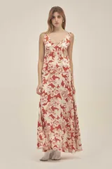 Musculosa de seda viscosa con escote en V y estampado floral en tonos naranja y blanco.