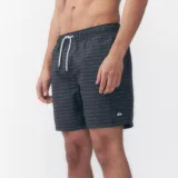 Short de baño Quiksilver modelo Quik Thoughts, color negro con estampado tipográfico de texto continuo en color blanco y gris. Cuenta con cintura elástica con cordón ajustable blanco y negro, y pequeño logo bordado en el bajo.