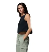 Musculosa deportiva corta de color negro con cierre frontal parcial de botones a presión y dobladillo ajustable con cordón elastizado. Incorpora tecnología de enfriamiento Omni-FREEZE.
