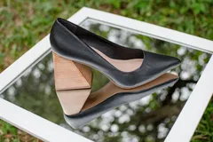 Zapato de tacón color verde agua, con punta fina y taco cuadrado forrado en cuero tipo madera.