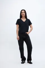 Remera blanca de rib con escote en V y mangas cortas con dobladillo.