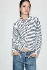 Chaqueta de punto de manga larga con cuello redondo y cierre frontal con botones, diseño a rayas horizontales.