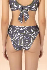 Bombacha de bikini de talle alto con banda ancha plisada en la cintura y diseño estampado orgánico en tonos verde y azul sobre fondo blanco.