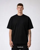 Remera negra de algodón de alto gramaje (250GR), con corte oversize y mangas amplias.