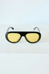 Lentes de sol con armazón de policarbonato color marrón traslúcido y diseño envolvente de una sola pieza.