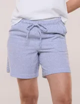 Short de algodón color celeste con sutiles rayas blancas, de silueta holgada, pierna recta y pretina fruncida con elástico y cordón de ajuste.