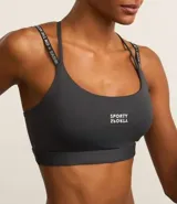 Top deportivo color gris oscuro con copas, breteles finos con lettering y estampado frontal "Sporty".