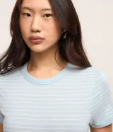 Blusa cropped de rib rayada en color bordó con líneas finas blancas, cuello redondo y manga corta, de ajuste ceñido al cuerpo.
