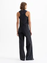 Jeans wide leg color negro, confeccionado en denim tipo sastrero, liviano y con leve elasticidad. De tiro medio y caída amplia.