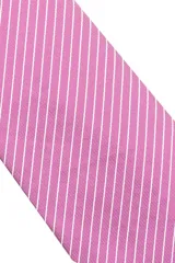 Corbata morada con pequeños lunares blancos.