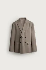Blazer cruzado regular fit de corte clásico en tono marrón, confeccionado en tejido con motivo de cuadros pequeños, solapas de muesca, bolsillos con solapa en la cadera y botones oscuros a contratono.