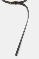 Cinturón de piel 100% color marrón oscuro, de 3 cm de ancho, con pespuntes y hebilla metálica cuadrada dorada.